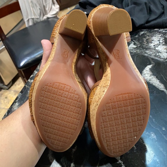 Women’s brown heels size 9 - Picture 3 of 3